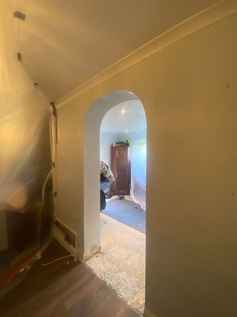 The original arched doorway between the two rooms